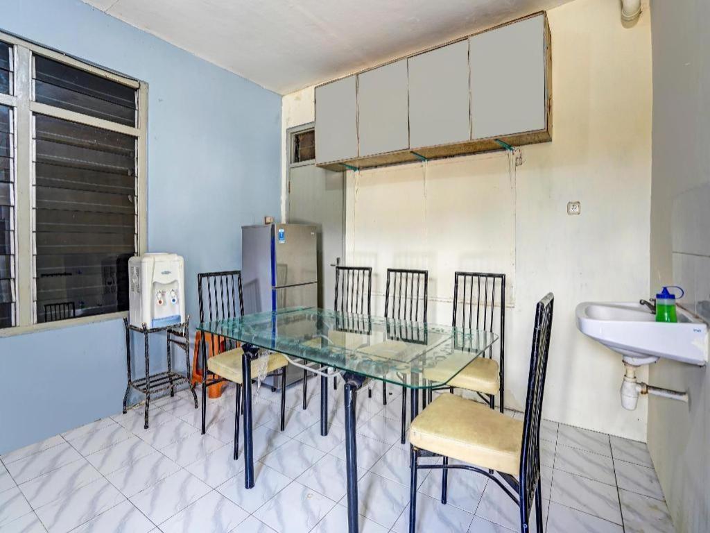 Hotel Spot On 90147 Gosepa Ambengan Plaza 2*